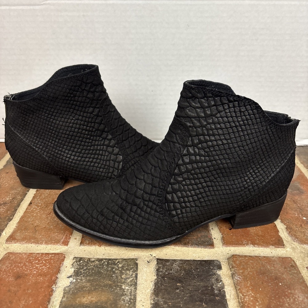 SEYCHELLES BlackLEATHER Snake Pattern ANKLE BOOTIE Boot Rear Zip Womens size 7.5